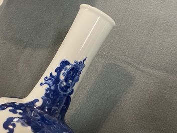 Un vase en porcelaine de Chine en bleu et blanc &agrave; d&eacute;cor d'un ph&eacute;nix, 19/20&egrave;me